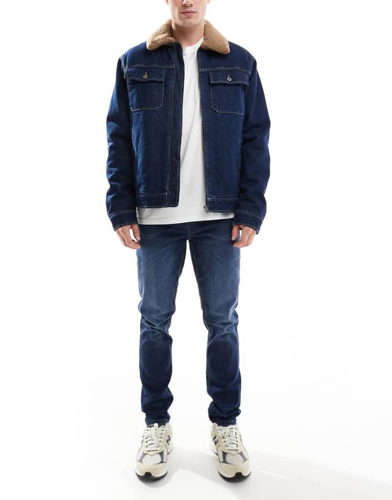 ASOS DESIGN - Schmal geschnittene Jeans in verwaschener dunkelblauer Tönung von ASOS DESIGN