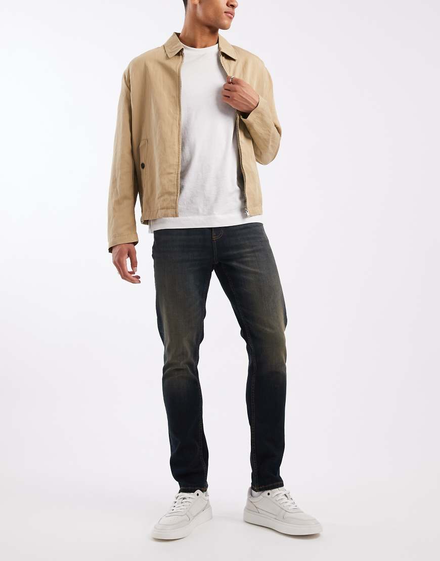 ASOS DESIGN - Schmal geschnittene Jeans in verwaschener dunkelblauer Tönung von ASOS DESIGN