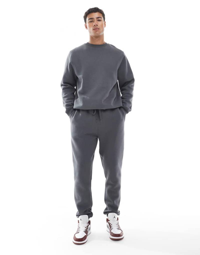 ASOS DESIGN - Schmal geschnittene Jogginghose in Dunkelgrau von ASOS DESIGN