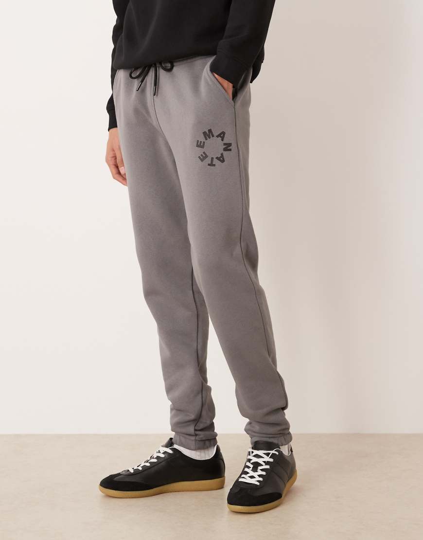 ASOS DESIGN - Schmal geschnittene Jogginghose in Khaki-Grün von ASOS DESIGN