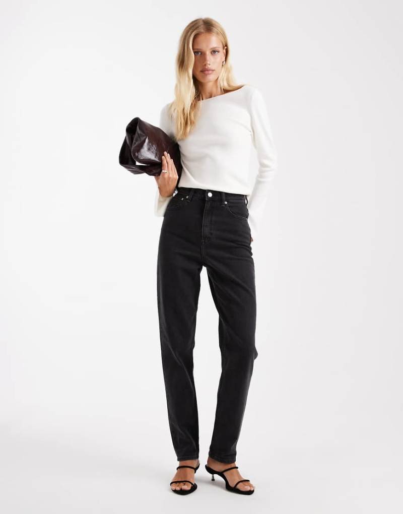 ASOS DESIGN - Bequeme Jeans in schwarzer Waschung mit schmalem Schnitt von ASOS DESIGN
