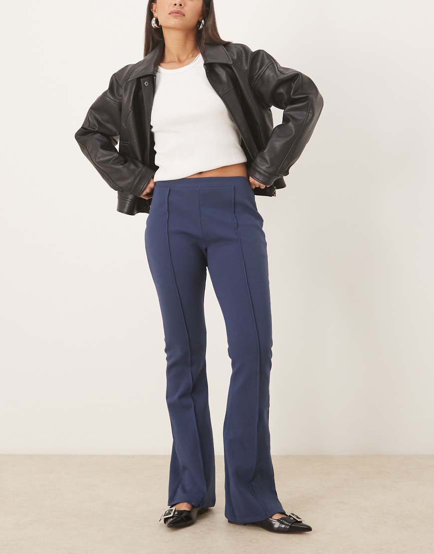 ASOS DESIGN - Schmal geschnittene Schlaghose aus Interlock-Stoff in Marineblau mit mittelhohem Bund, Kombiteil von ASOS DESIGN