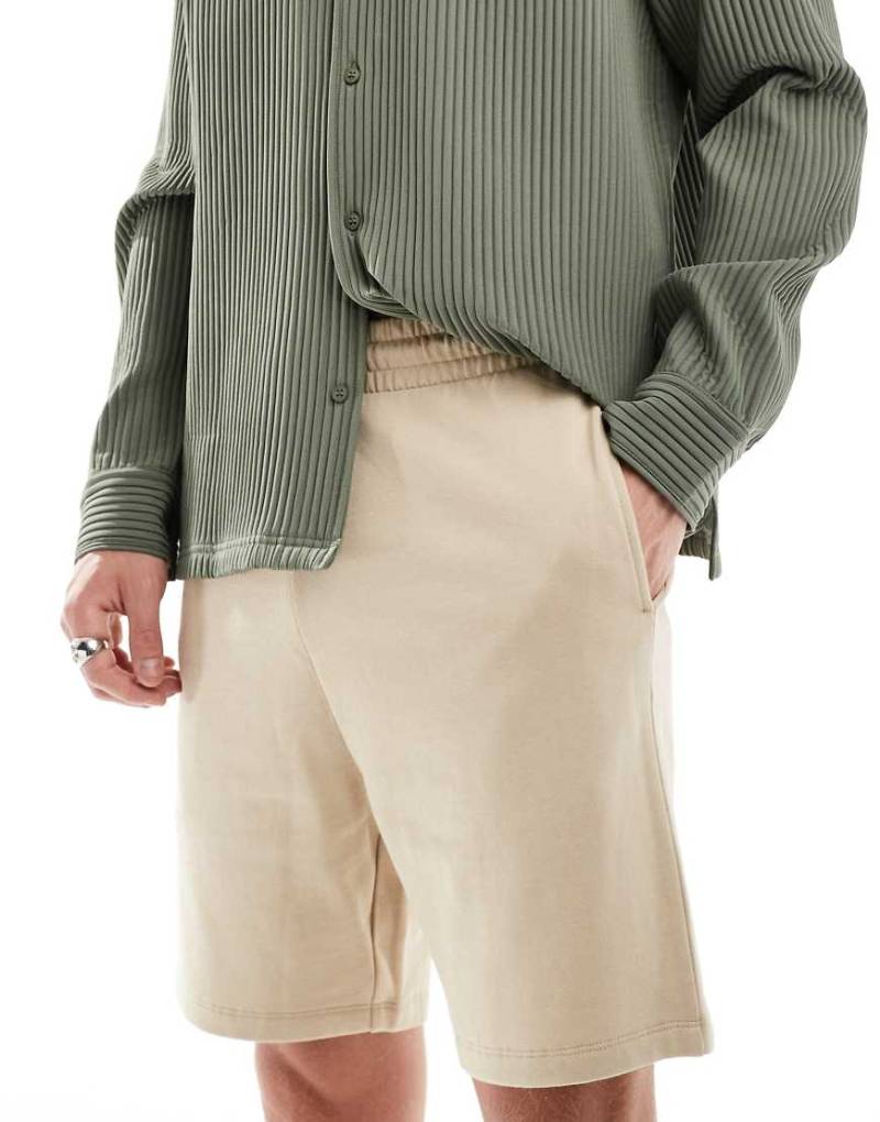 ASOS DESIGN - Schmal geschnittene Shorts in Beige-Neutral von ASOS DESIGN