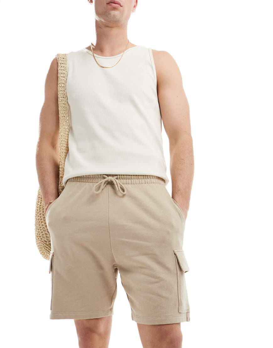 ASOS DESIGN - Schmal geschnittene Shorts in Beige mit Cargo-Taschen-Neutral ASOS DESIGN - Schmal geschnittene Shorts in Beige mit Cargo-Taschen-Neutral von ASOS DESIGN