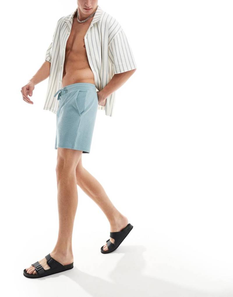 ASOS DESIGN - Schmal geschnittene Shorts in Blau mit Waffelstruktur von ASOS DESIGN