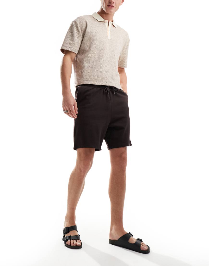 ASOS DESIGN - Schmal geschnittene Shorts in Braun von ASOS DESIGN