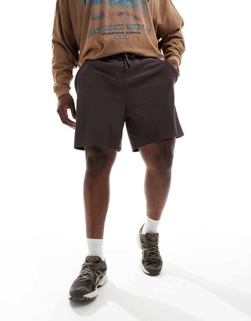 ASOS DESIGN - Schmal geschnittene Shorts in Braun mit Waffelstruktur von ASOS DESIGN