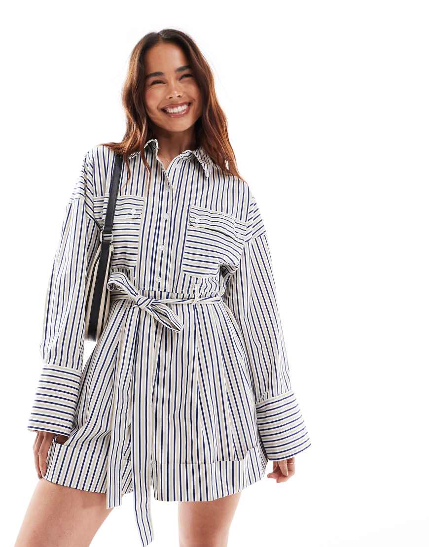 ASOS DESIGN - Schmal geschnittene Shorts mit Blousonhemd in Blau gestreift-Bunt ASOS DESIGN - Schmal geschnittene Shorts mit Blousonhemd in Blau gestreift-Bunt von ASOS DESIGN