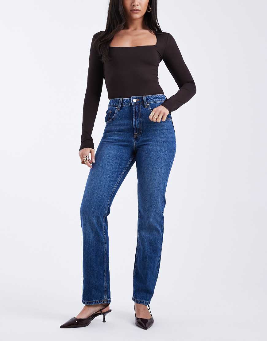 ASOS DESIGN - Schmal geschnittene Straight Jeans in dunklem Mittelblau mit hohem Bund von ASOS DESIGN