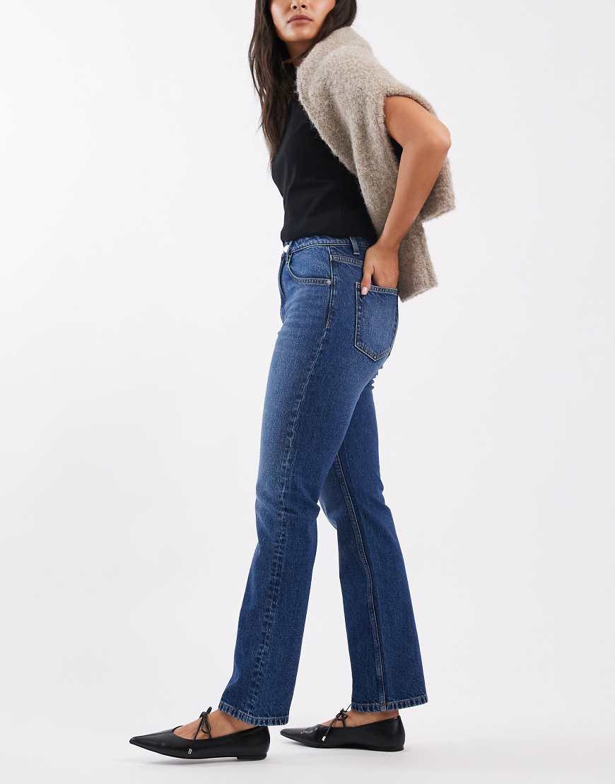ASOS DESIGN - Schmal geschnittene Straight Jeans in dunklem Mittelblau mit hohem Bund von ASOS DESIGN