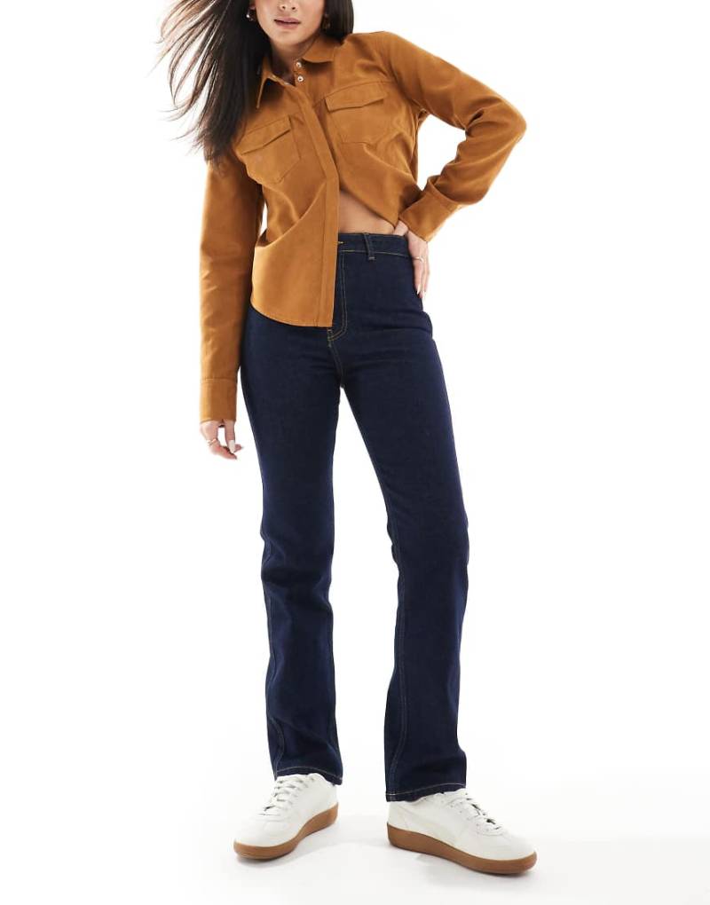 ASOS DESIGN - Schmal geschnittene Straight Jeans in tintenblauer Waschung mit hohem Bund und goldenem Knopfdetail-Marineblau von ASOS DESIGN