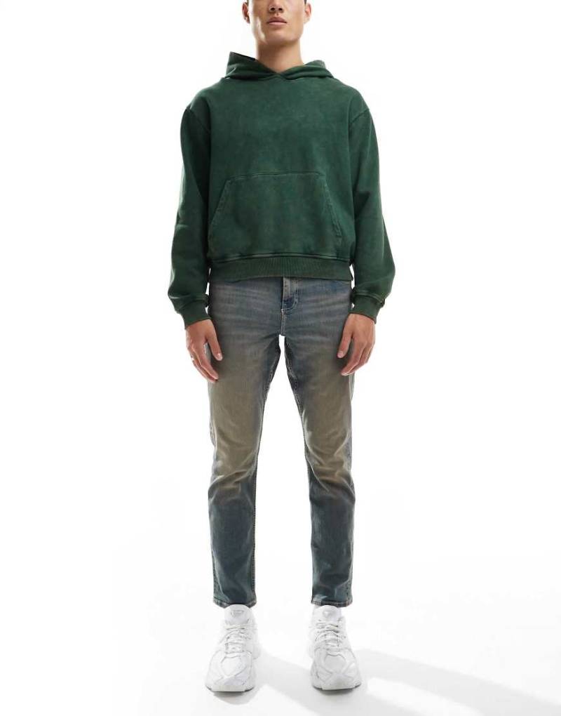 ASOS DESIGN - Schmal geschnittene Stretch-Jeans in mittelblauer Vintage-Waschung von ASOS DESIGN