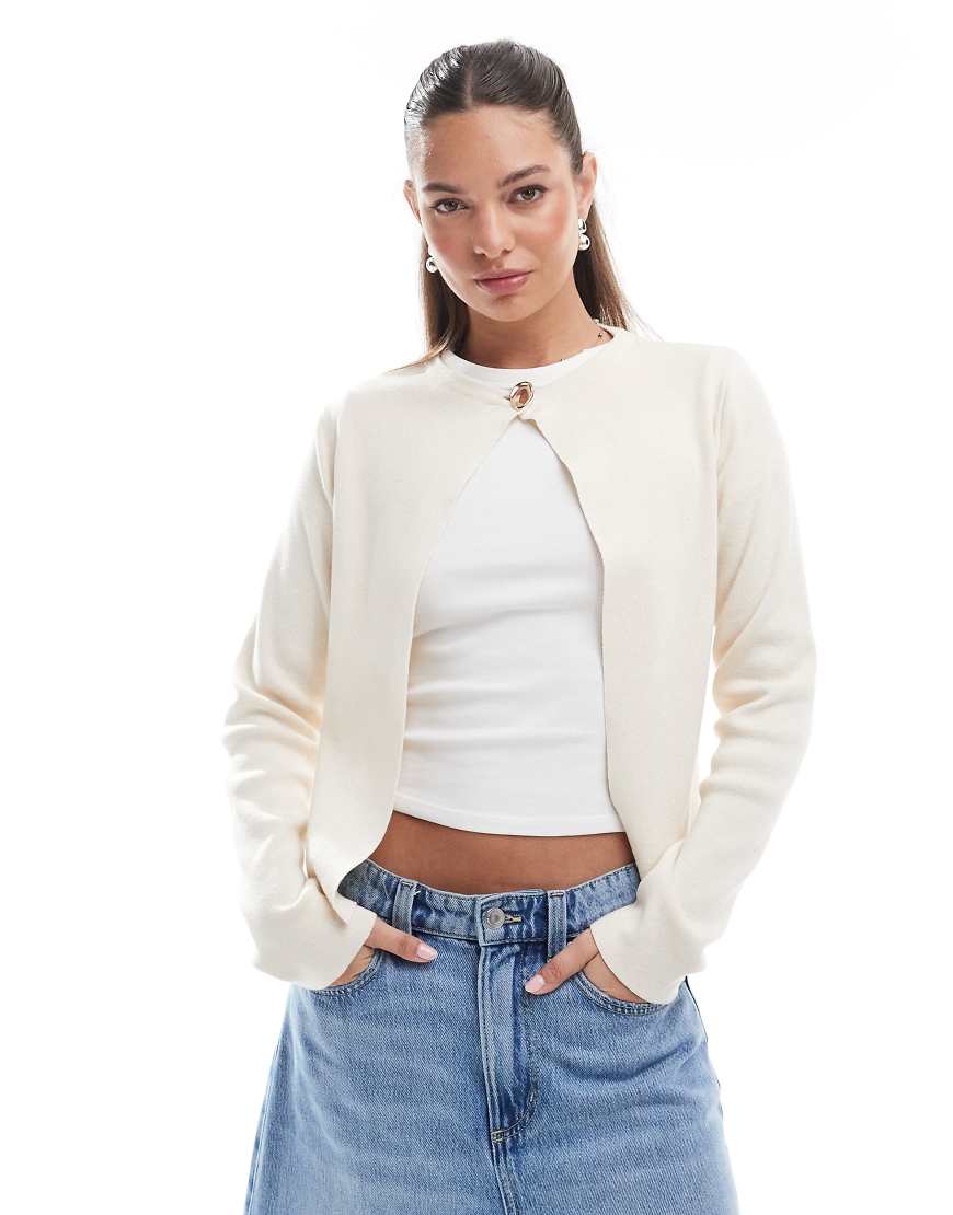 ASOS DESIGN - Schmal geschnittene Strickjacke in Ecru mit einem Knopf-Weiß ASOS DESIGN - Schmal geschnittene Strickjacke in Ecru mit einem Knopf-Weiß von ASOS DESIGN