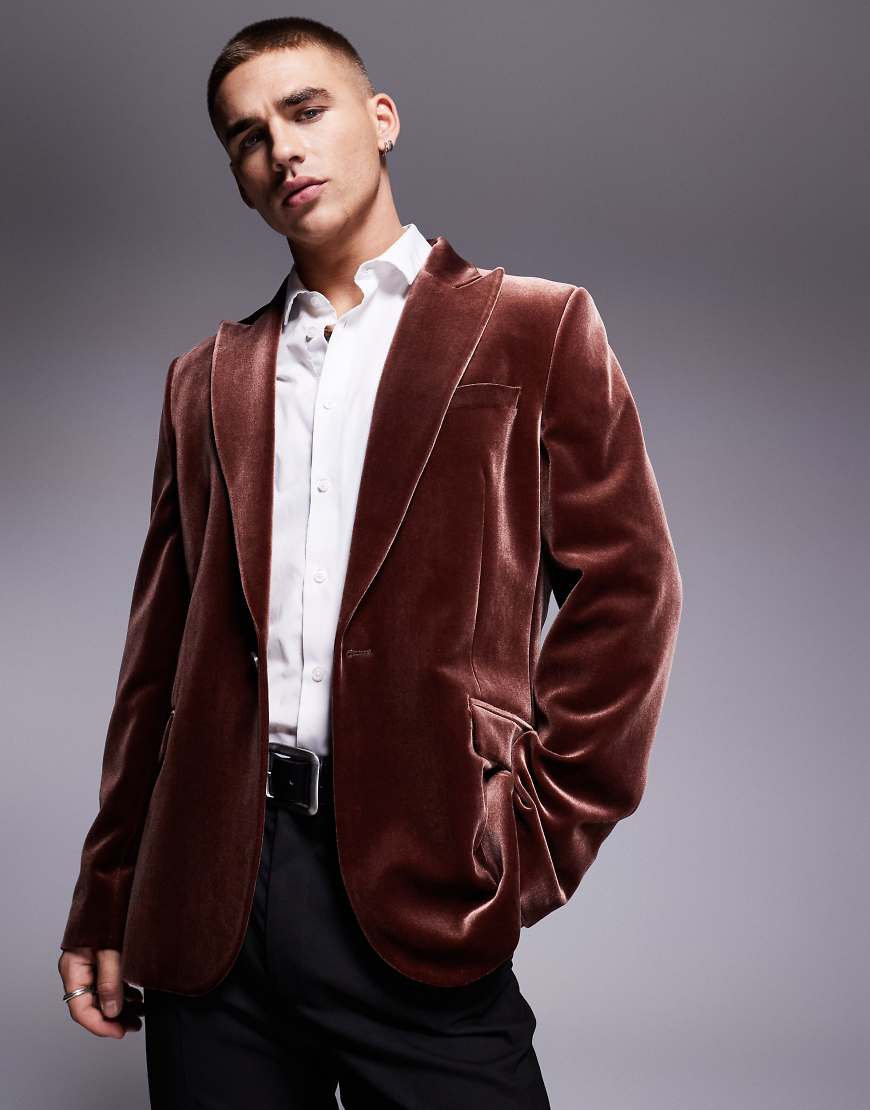 ASOS DESIGN - Schmal geschnittener Blazer aus braunem Samt ASOS DESIGN - Schmal geschnittener Blazer aus braunem Samt von ASOS DESIGN
