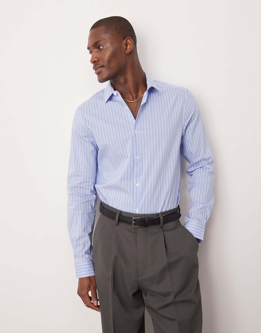 ASOS DESIGN - Schmal geschnittenes Business-Hemd in Hellblau gestreift ASOS DESIGN - Schmal geschnittenes Business-Hemd in Hellblau gestreift von ASOS DESIGN