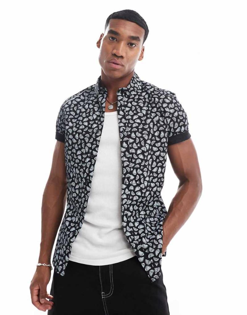 ASOS DESIGN - Schmal geschnittenes Hemd in Marineblau mit Obst-Print-Schwarz von ASOS DESIGN