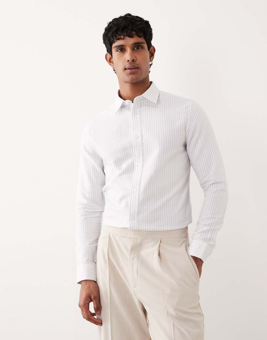 ASOS DESIGN - Schmal geschnittenes Hemd in Weiß mit Textur und Streifen ASOS DESIGN - Schmal geschnittenes Hemd in Weiß mit Textur und Streifen von ASOS DESIGN