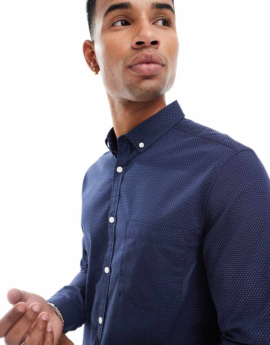 ASOS DESIGN - Schmal geschnittenes Hemd in gepunktetem Marineblau mit Button-Down-Kragen von ASOS DESIGN