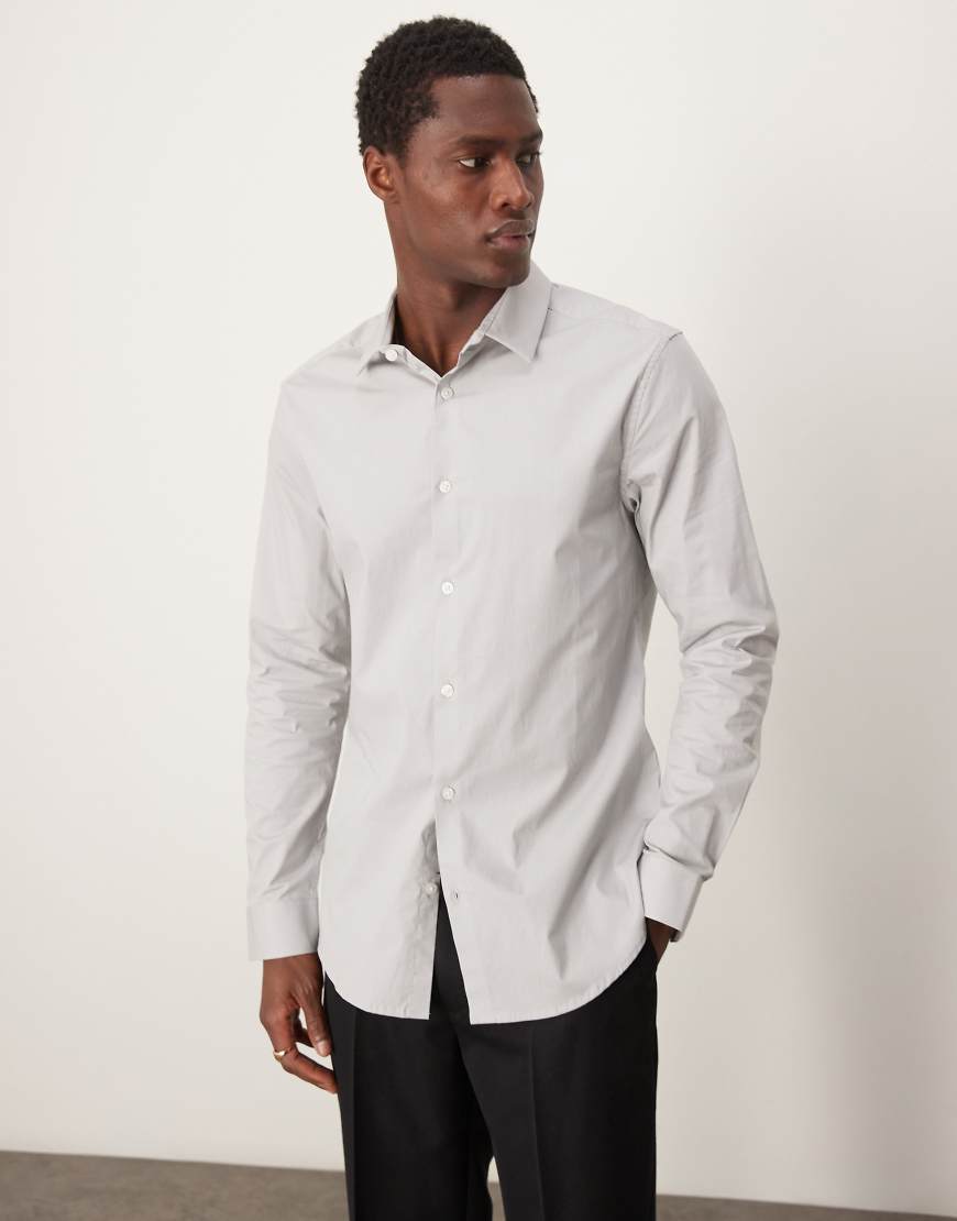 ASOS DESIGN - Schmal geschnittenes Popeline-Hemd in Blassgrau ASOS DESIGN - Schmal geschnittenes Popeline-Hemd in Blassgrau von ASOS DESIGN