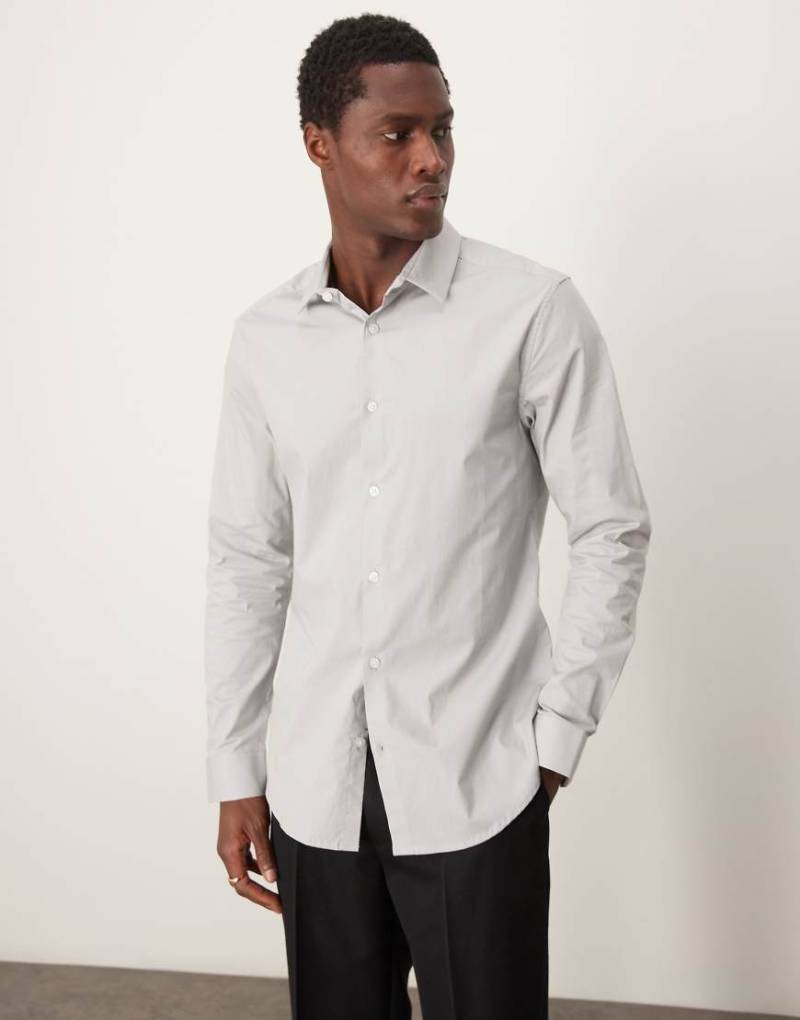 ASOS DESIGN - Schmal geschnittenes Popeline-Hemd in Blassgrau ASOS DESIGN - Schmal geschnittenes Popeline-Hemd in Blassgrau von ASOS DESIGN