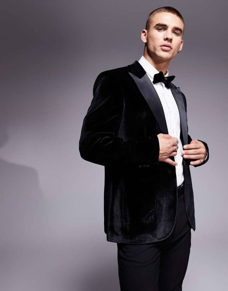 ASOS DESIGN - Smoking-Blazer mit schmalem Schnitt aus Samt in Schwarz ASOS DESIGN - Smoking-Blazer mit schmalem Schnitt aus Samt in Schwarz von ASOS DESIGN