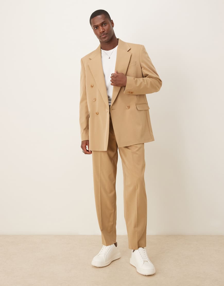 ASOS DESIGN - Schmal zulaufende, Oversize-Anzughose in Camel-Neutral von ASOS DESIGN