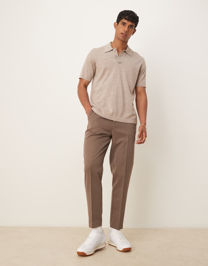 ASOS DESIGN - Schmal zulaufende, elegante Hose in Braun ASOS DESIGN - Schmal zulaufende, elegante Hose in Braun von ASOS DESIGN