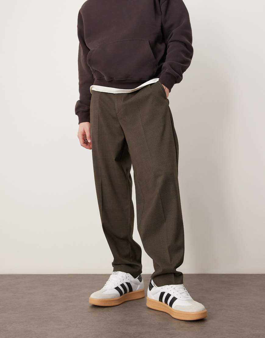 ASOS DESIGN - Schicke, schmal zulaufende Oversize-Hose in Braun kariert mit elastischem Bund ASOS DESIGN - Schicke, schmal zulaufende Oversize-Hose in Braun kariert mit elastischem Bund von ASOS DESIGN
