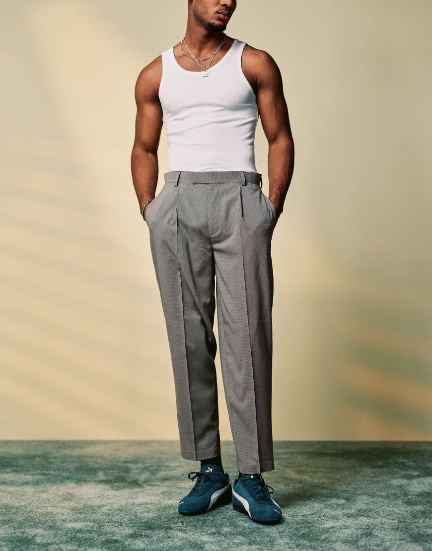 ASOS DESIGN - Schmal zulaufende, elegante Oversize-Hose mit Mikrotextur in Stein-Braun von ASOS DESIGN