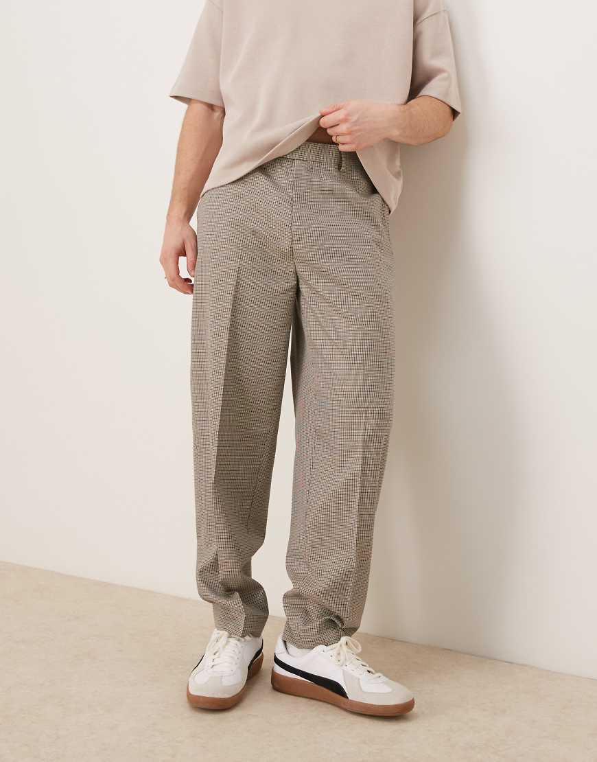 ASOS DESIGN - Schmal zulaufende, elegante Oversize-Hose mit kleinem Karomuster in Braun ASOS DESIGN - Schmal zulaufende, elegante Oversize-Hose mit kleinem Karomuster in Braun von ASOS DESIGN