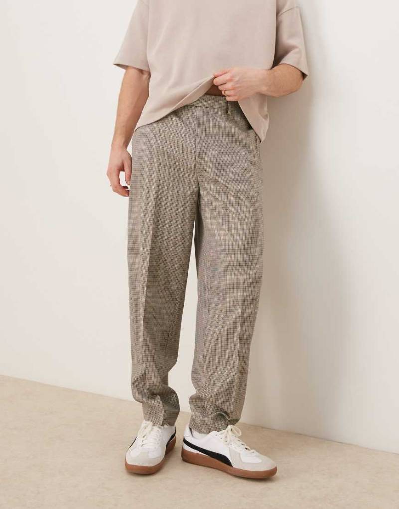 ASOS DESIGN - Schmal zulaufende, elegante Oversize-Hose mit kleinem Karomuster in Braun von ASOS DESIGN
