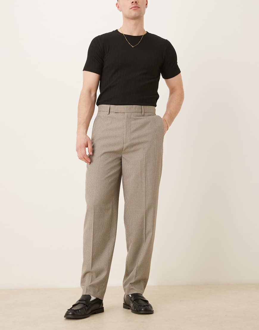 ASOS DESIGN - Schmal zulaufende, elegante Oversize-Hose mit kleinem Karomuster in Braun ASOS DESIGN - Schmal zulaufende, elegante Oversize-Hose mit kleinem Karomuster in Braun von ASOS DESIGN