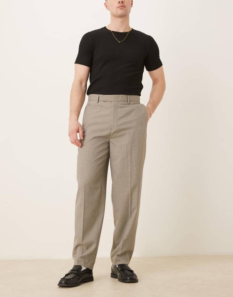 ASOS DESIGN - Schmal zulaufende, elegante Oversize-Hose mit kleinem Karomuster in Braun von ASOS DESIGN