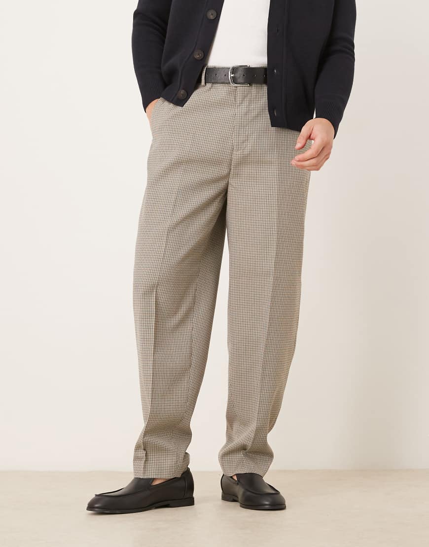 ASOS DESIGN - Schmal zulaufende, elegante Oversize-Hose mit kleinem Karomuster in Braun ASOS DESIGN - Schmal zulaufende, elegante Oversize-Hose mit kleinem Karomuster in Braun von ASOS DESIGN