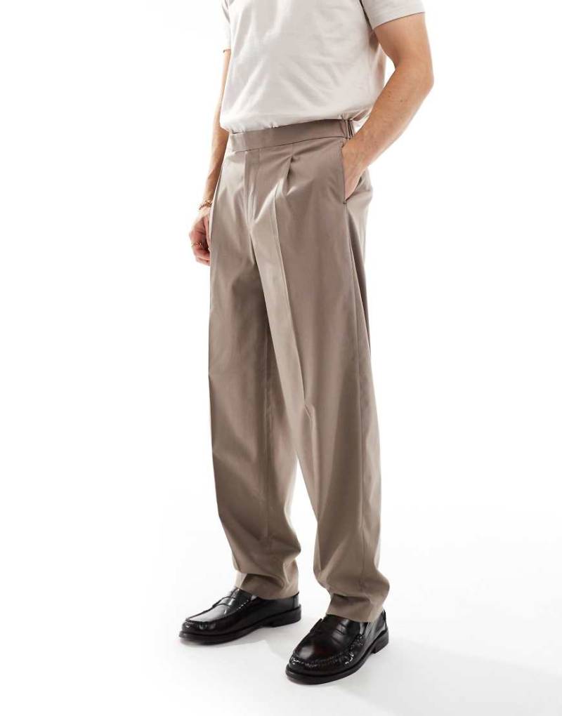 ASOS DESIGN - Elegante, schmal zulaufende Oversize-Hose in Stein mit halb-elastischem Bund-Neutral von ASOS DESIGN