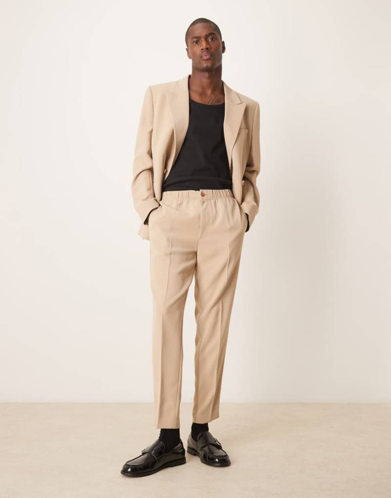 ASOS DESIGN - Schmal zulaufende Anzughose in Steinbeige mit Struktur-Neutral von ASOS DESIGN