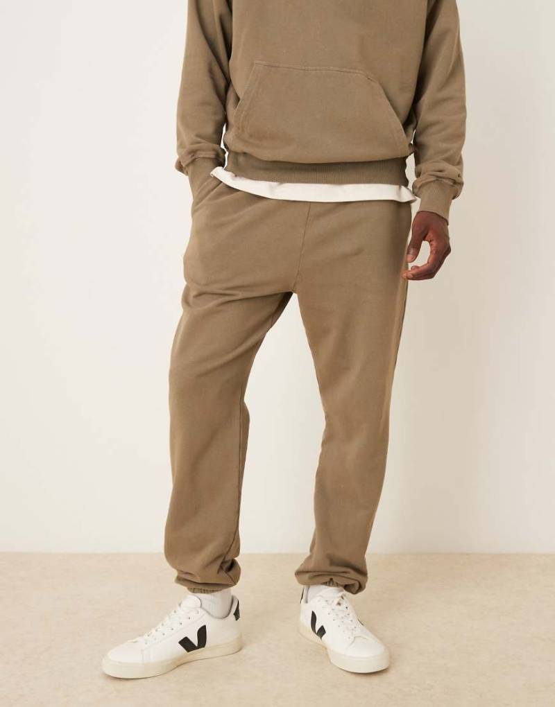 ASOS DESIGN - Schmal zulaufende, stückgefärbte Jogginghose in Khaki mit kräftiger Waschung, Kombiteil-Grün von ASOS DESIGN