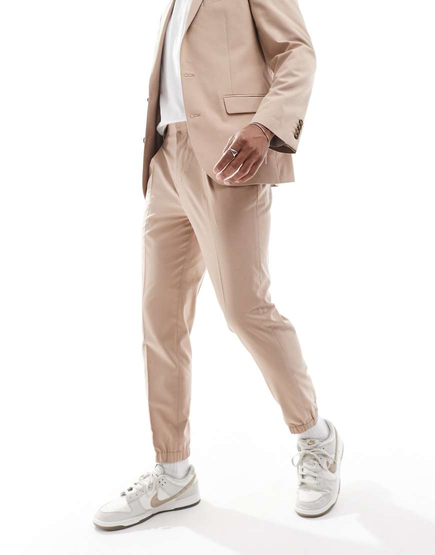ASOS DESIGN - Schmal zulaufende Anzug-Jogginghose in Beige-Neutral von ASOS DESIGN