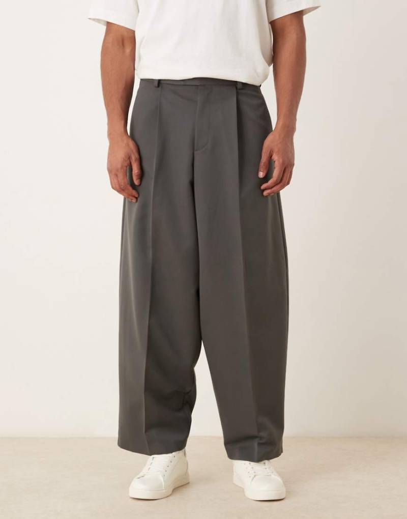 ASOS DESIGN - Schmal zulaufende Anzughose aus Twill in Anthrazit mit Oversize-Passform-Grau von ASOS DESIGN