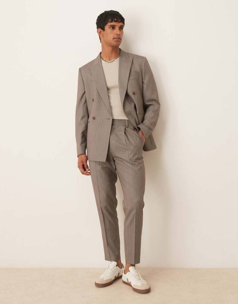 ASOS DESIGN - Schmal zulaufende Anzughose aus Twill in Braun mit Nadelstreifen von ASOS DESIGN
