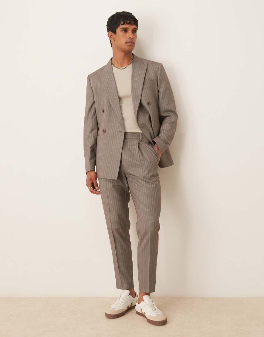 ASOS DESIGN - Schmal zulaufende Anzughose aus Twill in Braun mit Nadelstreifen ASOS DESIGN - Schmal zulaufende Anzughose aus Twill in Braun mit Nadelstreifen von ASOS DESIGN