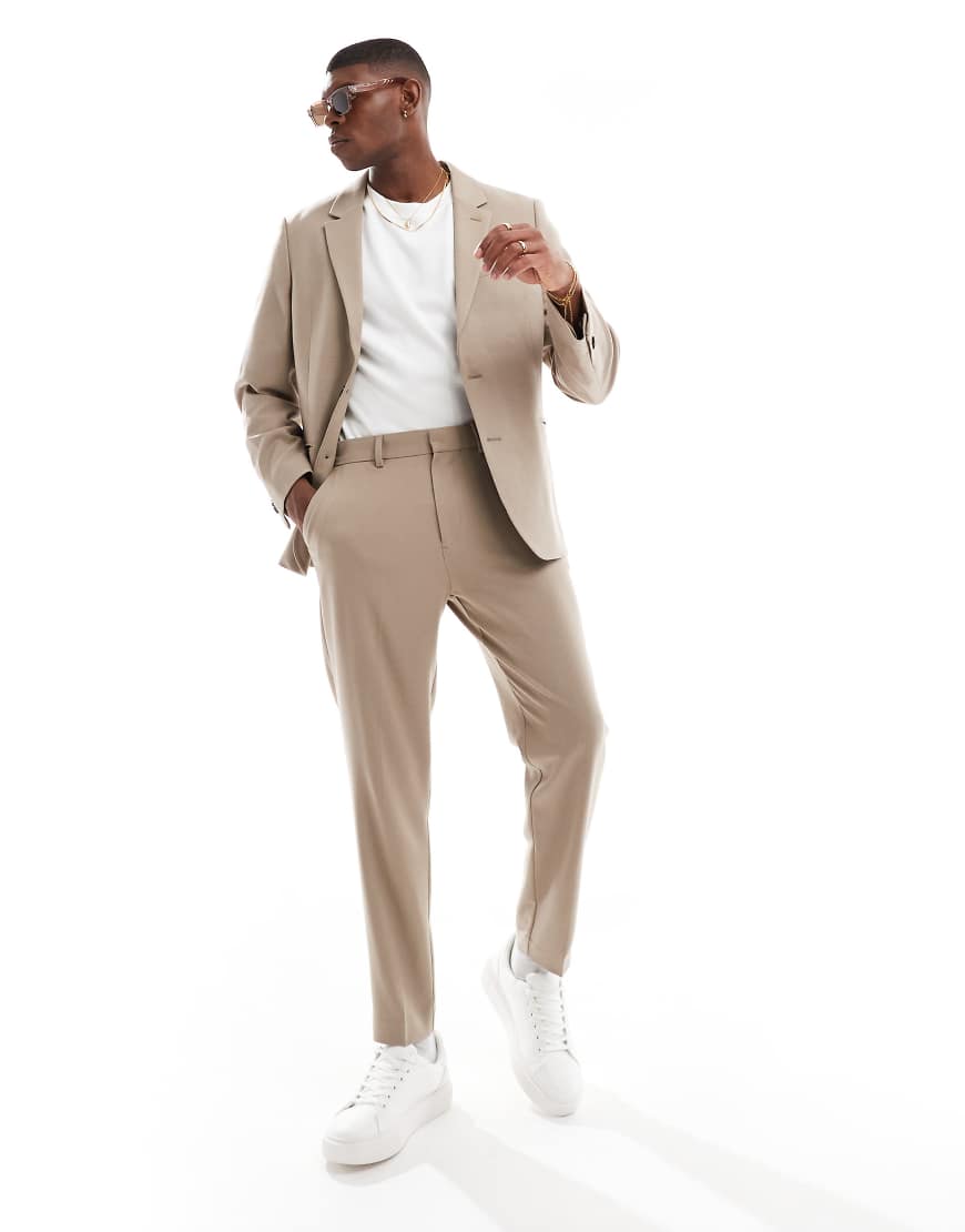 ASOS DESIGN - Schmal zulaufende Anzughose aus Twill in Braun ASOS DESIGN - Schmal zulaufende Anzughose aus Twill in Braun von ASOS DESIGN