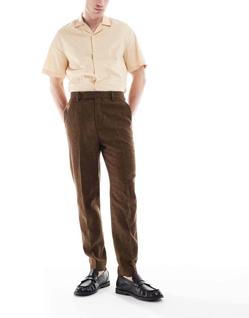 ASOS DESIGN - Schmal zulaufende Anzughose aus Wollmix in Dunkelbraun mit Bindungsmuster ASOS DESIGN - Schmal zulaufende Anzughose aus Wollmix in Dunkelbraun mit Bindungsmuster von ASOS DESIGN