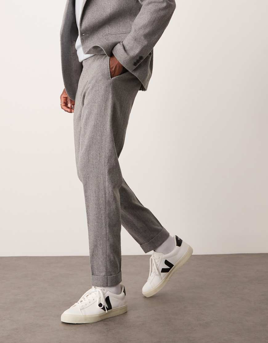 ASOS DESIGN - Schmal zulaufende Anzughose aus grauem Woll-Flanell ASOS DESIGN - Schmal zulaufende Anzughose aus grauem Woll-Flanell von ASOS DESIGN
