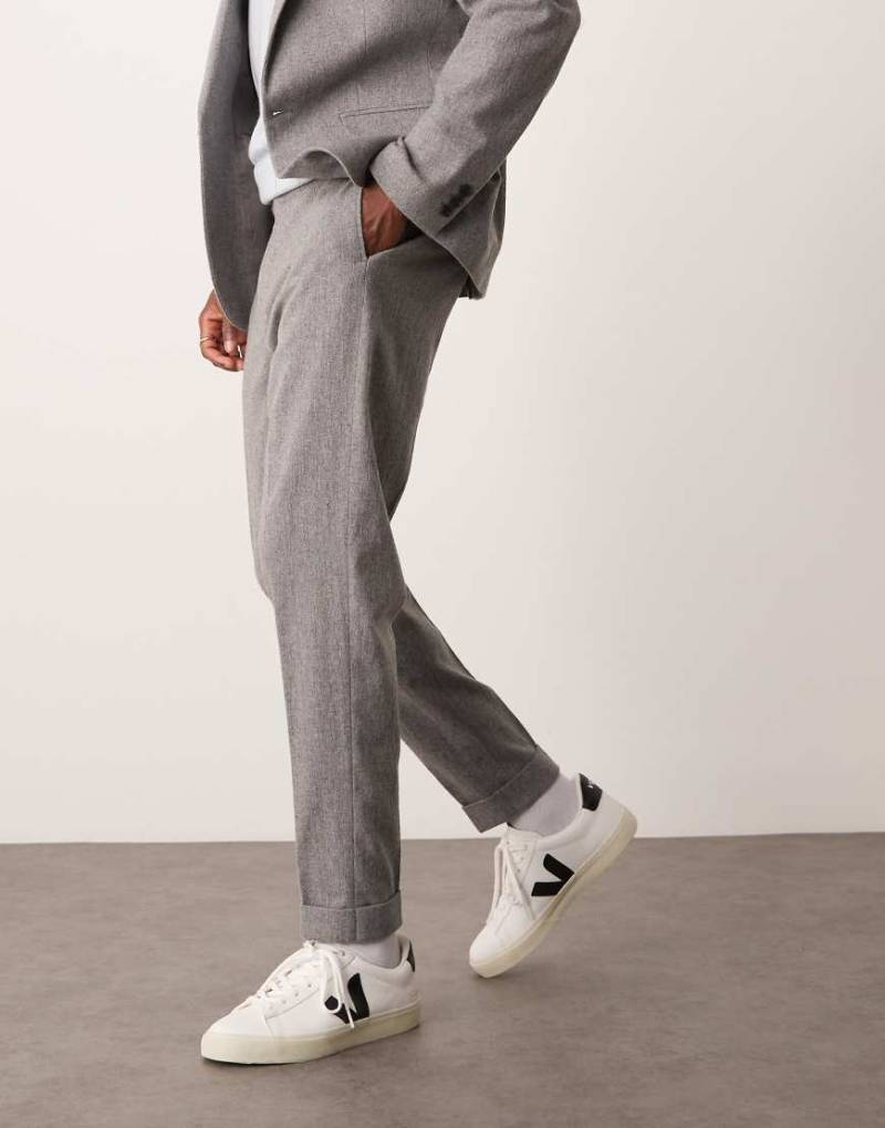 ASOS DESIGN - Schmal zulaufende Anzughose aus grauem Woll-Flanell von ASOS DESIGN