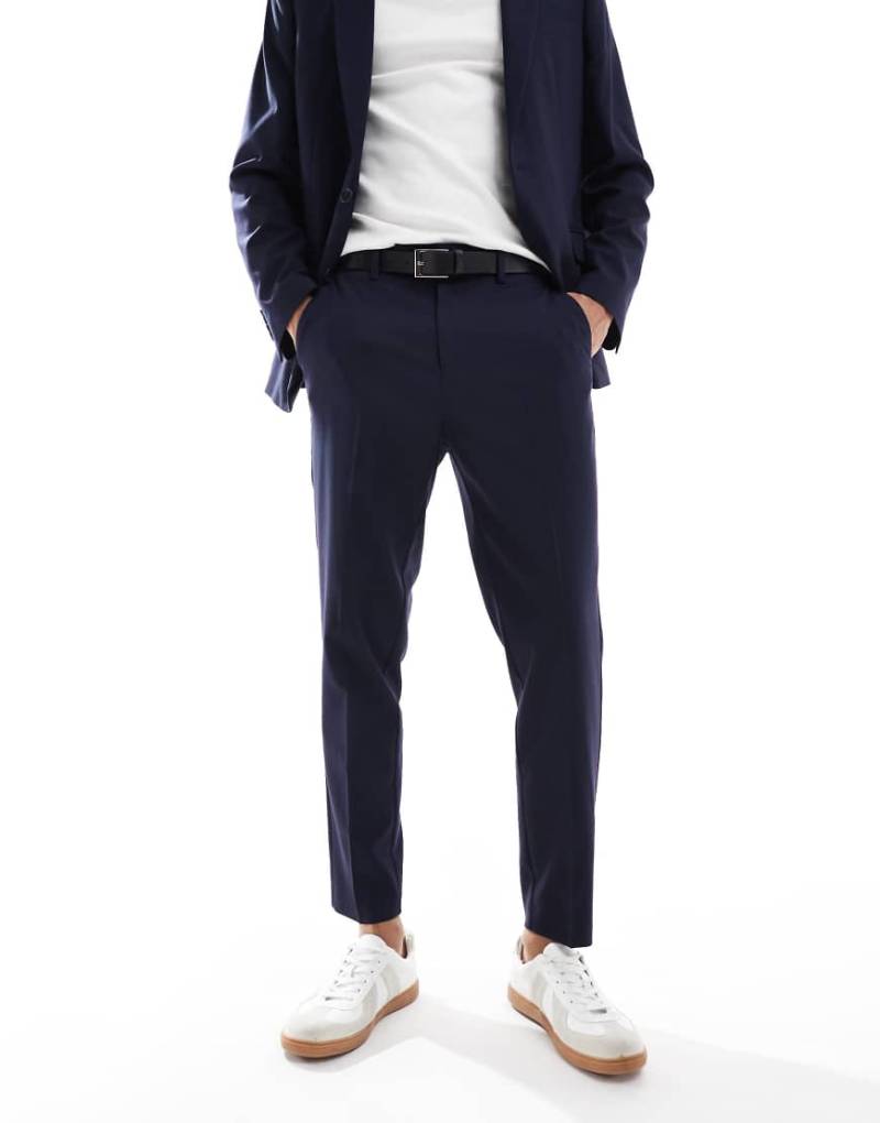 ASOS DESIGN - Schmal zulaufende Anzughose in Braun-Marineblau von ASOS DESIGN