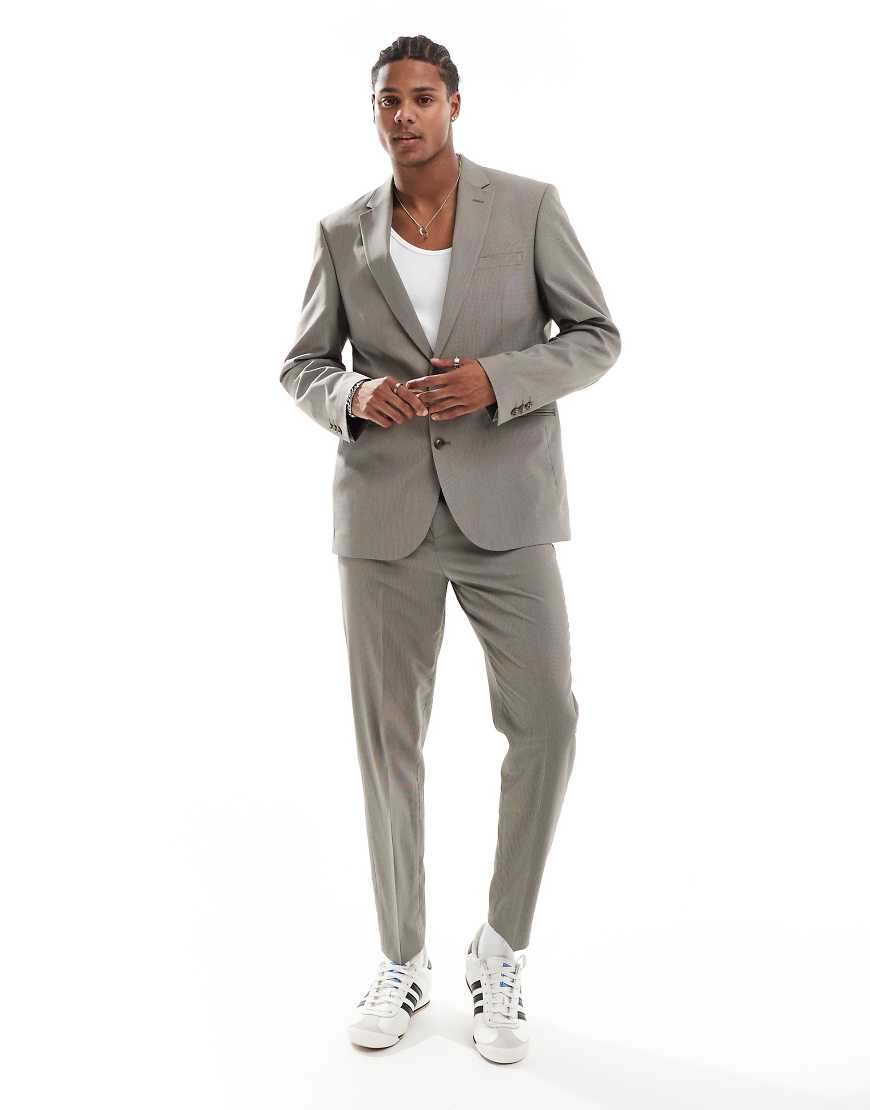 ASOS DESIGN - Schmal zulaufende Anzughose in Braun mit Hahnentrittmuster ASOS DESIGN - Schmal zulaufende Anzughose in Braun mit Hahnentrittmuster von ASOS DESIGN