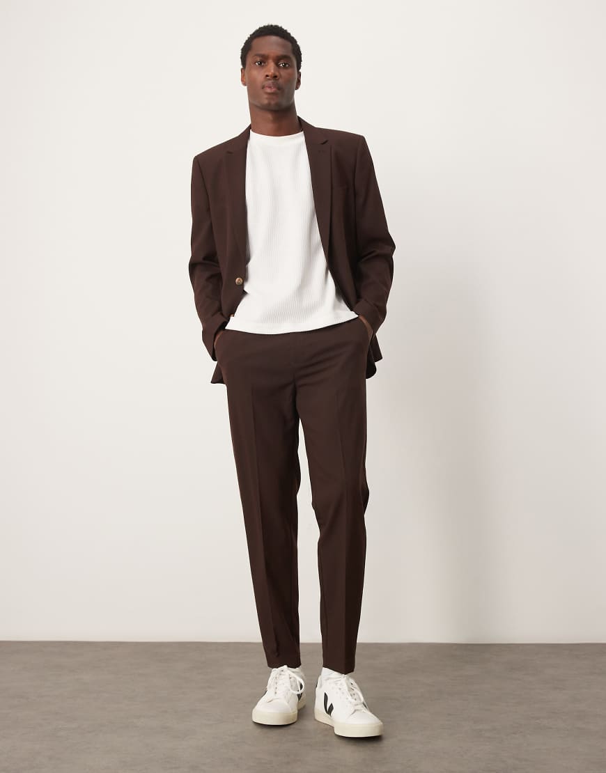 ASOS DESIGN - Schmal zulaufende Anzughose in Braun von ASOS DESIGN