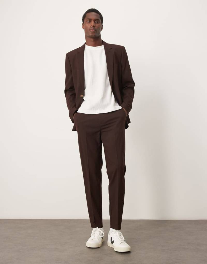 ASOS DESIGN - Schmal zulaufende Anzughose in Braun von ASOS DESIGN