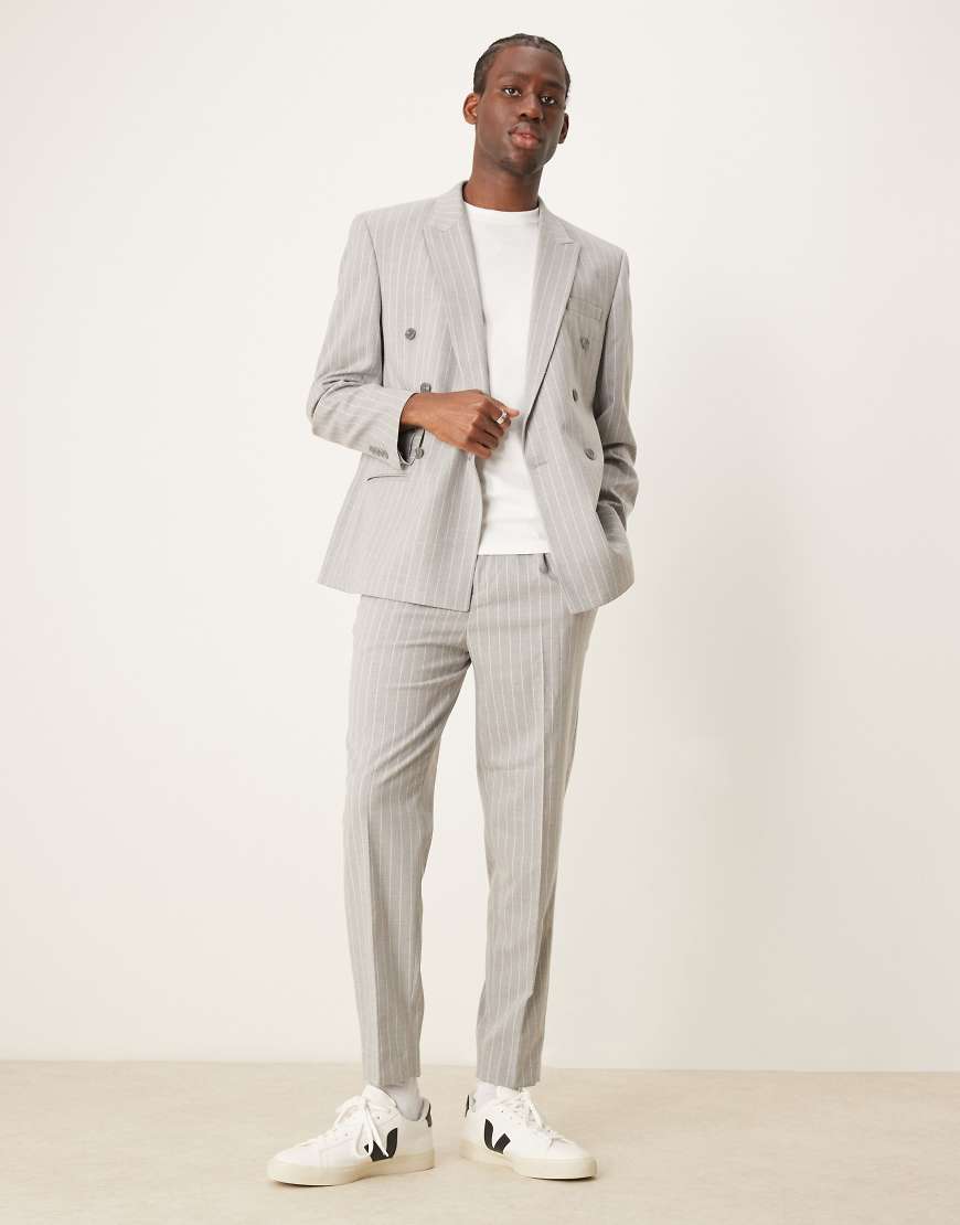 ASOS DESIGN - Schmal zulaufende Anzughose in Grau mit Nadelstreifen ASOS DESIGN - Schmal zulaufende Anzughose in Grau mit Nadelstreifen von ASOS DESIGN